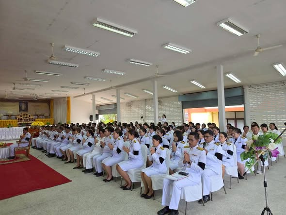 ร่วมพิธีเจริญพระพุทธมนต์ และทำบุญตักบาตรถวายพระราชกุศล เนื่องในวันคล้ายวันพระบรมราชสมภพ พระบาทสมเด็จพระบรมชนกาธิเบศร มหาภูมิพลอดุลยเดชมหาราช บรมนาถบพิตร วันชาติ และวันพ่อแห่งชาติ