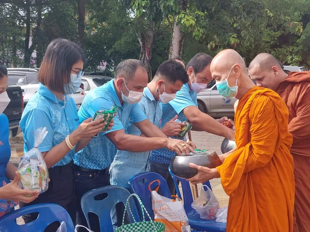 นายไพโรจน์  ช่วยชนะ นายก อบต.โคกเจริญ พร้อมทีมบริหาร สมาชิกสภา ปลัด อบต. ข้าราชการและเจ้าหน้าที่องค์การบริหารส่วนตำบลโคกเจริญ ร่วมกับ ผู้นำท้องที่ ผู้นำท้องถิ่น และสมาชิกกองทุนแม่ของแผ่นดิน ตำบลโคกเจริญ ร่วมทำบุญตักบาตรอาหารแห้ง เพื่อถวายเป็นพระราชกุศล เน